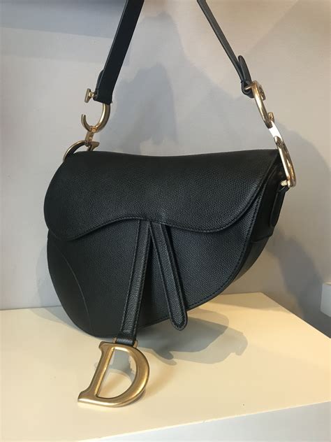 borsa la sella dior|Saddle Bag di Dior: la borsa a forma di sella di cavallo .